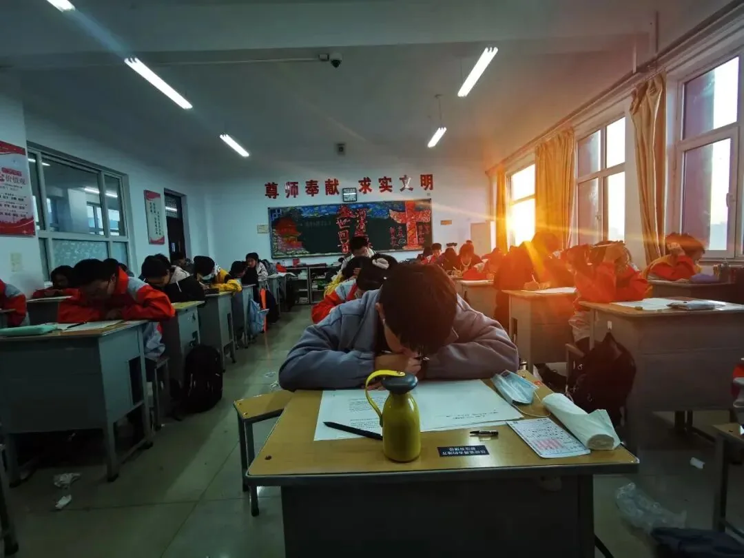 夕阳照进612班教室,同学们正在低头自习